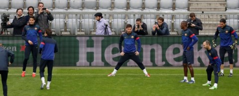 Lionel Messi (centro) realiza ejercicios de estiramiento con sus compañeros en Munich.