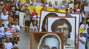 Cientos de salvadoreños participan en la procesión de los farolitos en conmemoración de los 33 años del asesinato del asesinato del arzobispo Óscar Arnulfo Romero, cuyo magnicidio precedió el conflicto armado salvadoreño (1980-1992)