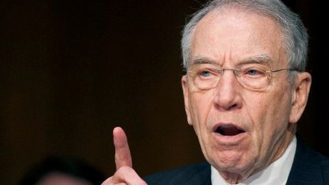 El senador Charles Grassley, R-Iowa, questiona frenar el proceso de la reforma migratoria.