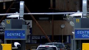 Autos esperan en sus carriles para ingresar a Estados Unidos, en la Garita de San Ysidro.