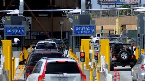 Autos esperan en sus carriles para ingresar a Estados Unidos, en la Garita de San Ysidro.