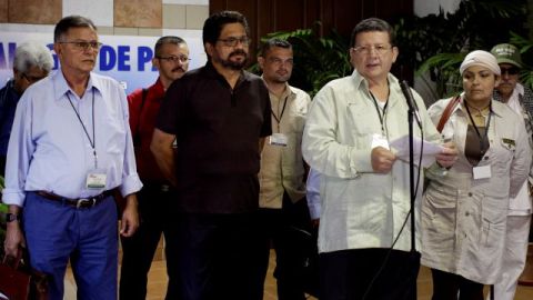 Pablo Catatumbo (centro), jefe del bloque oeste de las FARC, habla durante una rueda de prensa en La Habana, Cuba.