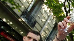 Activistas franceses celebran la aprobación de la Asamblea Nacional.