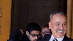 Familiares de Raed Jaser, incluyendo a su padre Mohammed Jaser, izquierda, se marchan de la corte en Toronto.