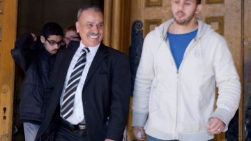 Familiares de Raed Jaser, incluyendo a su padre Mohammed Jaser, izquierda, se marchan de la corte en Toronto.