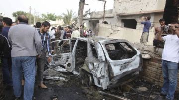 Varios curiosos se acercan al lugar donde se ha producido una explosión junto a la embajada francesa en Trípoli