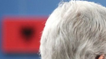 Sergey Lavrov, canciller ruso, recibe al secretario de Estado de EEUU, John Kerry (de espaldas)