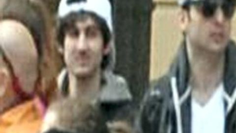 Dzhokhar Tsarnaev , a la izquierda, no luce contrariado en las fotos difundidas por el FBI en las cuales aparece junto a su hermano, Tamerlan.