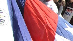 Banderas americanas unidas en marcha pro reforma migratoria en Oakland el 1 de mayo de 2012.