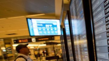 De acuerdo con FlightStats, hasta temprano esta mañana, habían 50 cancelaciones y 124 retrasos.