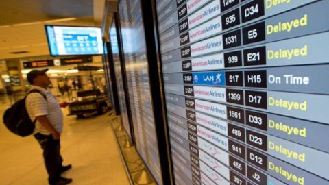 De acuerdo con FlightStats, hasta temprano esta mañana, habían 50 cancelaciones y 124 retrasos.