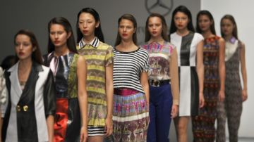Modelos lucen creaciones de la diseñadora Alejandra Quesada durante la Semana de la Moda que se celebró en el DF.