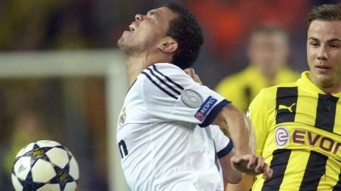 El defensa luso Pepe se queja de una falta de Mario Götze, del Borussia Dortmund