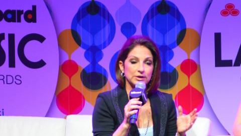 La reconocida cantante cubana Gloria Estefan habla junto a la directora ejecutiva de Contenido y Programación Latina de Billboard, Leila Cobo.