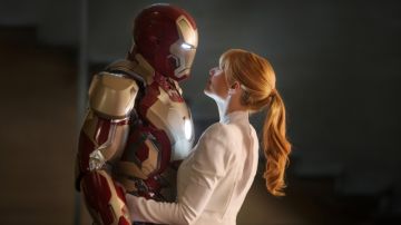 Gwyneth Paltrow abraza a Iron Man en 'Iron Man 3'.