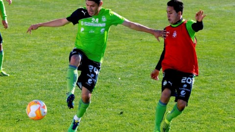 El goleador de Santos Laguna, Oribe Peralta (izq.), en acción durante la práctica de ayer de cara al primer encuentro de la final por el máximo trofeo de la Liga de Campeones de la Concacaf contra Rayados.