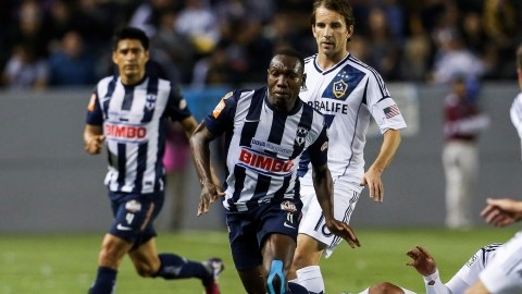 El ecuatoriano Walter Ayoví se escapa de los jugadores del Galaxy en el partido que Monterrey eliminó al cuadro de la MLS en la Copa de Campeones. Los Rayados ahora disputarán la final con Santos Laguna en partidos de ida y vuelta.