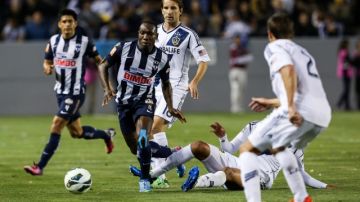 El ecuatoriano Walter Ayoví se escapa de los jugadores del Galaxy en el partido que Monterrey eliminó al cuadro de la MLS en la Copa de Campeones. Los Rayados ahora disputarán la final con Santos Laguna en partidos de ida y vuelta.