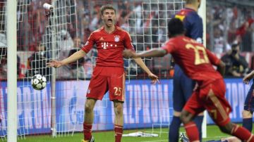 Thomas Mueller (izda), celebra el cuarto gol del Bayern ante  Barcelona.