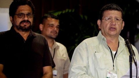 Pablo Catatumbo, centro, nuevo negociador de las FARC lee un comunicado.