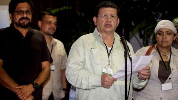 Pablo Catatumbo, centro, nuevo negociador de las FARC lee un comunicado.