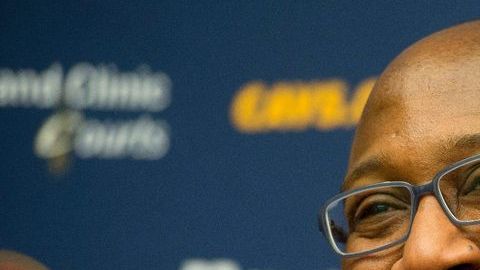 20 millones de dólares y cinco temporadas le endulzan el oído a Mike Brown.