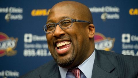20 millones de dólares y cinco temporadas le endulzan el oído a Mike Brown.