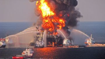 La plataforma "Deepwater Horizon", operada por BP, se incendió el 20 de abril del 2010 y causó 11 muertos, además de una gran contaminación.