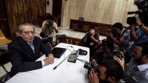 José Efraín Ríos Montt (i) asiste al juicio que se por el asesinato de 1.771 indígenas ixiles entre 1982 y 1983.