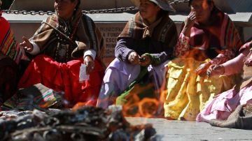 Indígenas bolivianos realizaron ceremonias y festejos por la demanda.