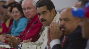 El gobierno de Maduro (centro) investigará a su excontrincante electoral.