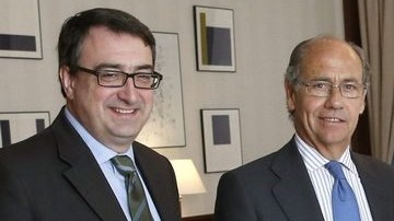 Yoani Sánchez (C/blanco) acompañada de legisladores españoles.