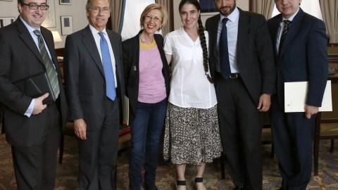 Yoani Sánchez (C/blanco) acompañada de legisladores españoles.