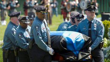 La policía de MIT traslada el ataúd con los restos de Sean Collier.