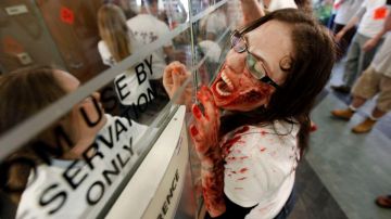 Algunos de los "zombis" voluntarios se tomaron muy en serio su papel en la Universidad de Michigan.