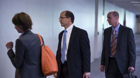 El vicedirector del FBI, Sean Joyce (c), ingresa a una reunión a puerta cerrada del comité de Inteligencia del Senado donde deberá responder sobre las investigaciones del FBI con los sospechosos del ataque bomba en la maratón de Boston.