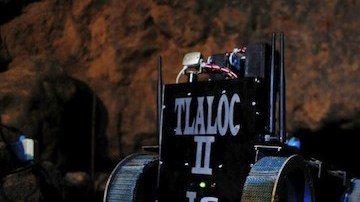 Los nuevos arqueólos: un robot motorizado y una insecto a control remoto.