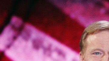 El comisionado Roger Goodell (I) anunciará a los seleccionados; aquí en 2012 con Robert Griffin III seleccionado en segundo sitio.