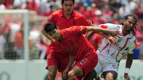 Acción del juego de ayer en el que dos elementos  de Toros Neza detienen la acometida de Diego de Souza, de Lobos BUAP.