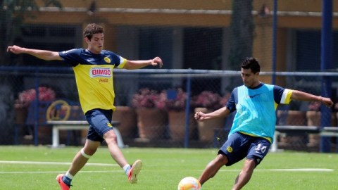 El paraguayo Osvaldo Martínez (der.) durante el entrenamiento del América que este sábado visitará a los Tuzos del Pachuca.