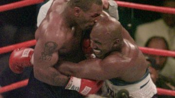Mike Tyson mordió a Evander Holyfield en 1997 por el título mundial.