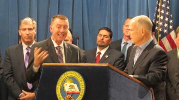 El gobernador Jerry Brown escucha al superintendente de LAUSD, John Deasy.