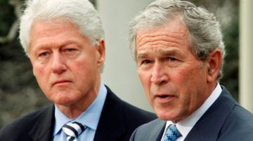 George W. Bush en una foto de archivo junto al también expresidente Bill Clinton.