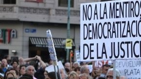 Centenares de trabajadores se congregaron ayer frente a las puertas del Congreso para pedir a los diputados que rechacen la polémica reforma de la Justicia impulsada por el Gobierno de Cristina Fernández.