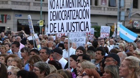 Centenares de trabajadores se congregaron ayer frente a las puertas del Congreso para pedir a los diputados que rechacen la polémica reforma de la Justicia impulsada por el Gobierno de Cristina Fernández.