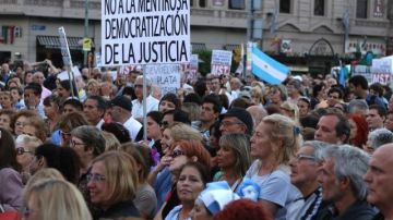 Centenares de trabajadores se congregaron ayer frente a las puertas del Congreso para pedir a los diputados que rechacen la polémica reforma de la Justicia impulsada por el Gobierno de Cristina Fernández.