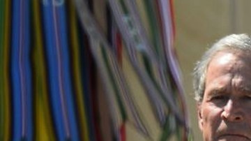 El antiguo presidente de EEUU George W. Bush permanece junto a la bandera estadounidense durante la ceremonia de inauguración de la biblioteca presidencial George W. Bush, en la Universidad Metodista del Sur, en Dallas, Texas.