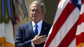 El antiguo presidente de EEUU George W. Bush permanece junto a la bandera estadounidense durante la ceremonia de inauguración de la biblioteca presidencial George W. Bush, en la Universidad Metodista del Sur, en Dallas, Texas.