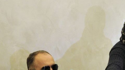 En el orden acostumbrado, Anzor Tsarnaev, su exesposa Zubeidat Tsarnaeva y Patimat Suleymanova, tía  de los hermanos a los cuales se les imputa explotar bombas en el maratón de Boston.