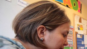 Niño con autismo recibe entrenamiento escolar.